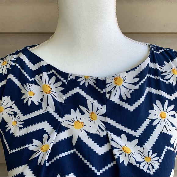 •Feathers• Daisy Print Navy Blue Dress - Size Med. - Picture 3 of 8